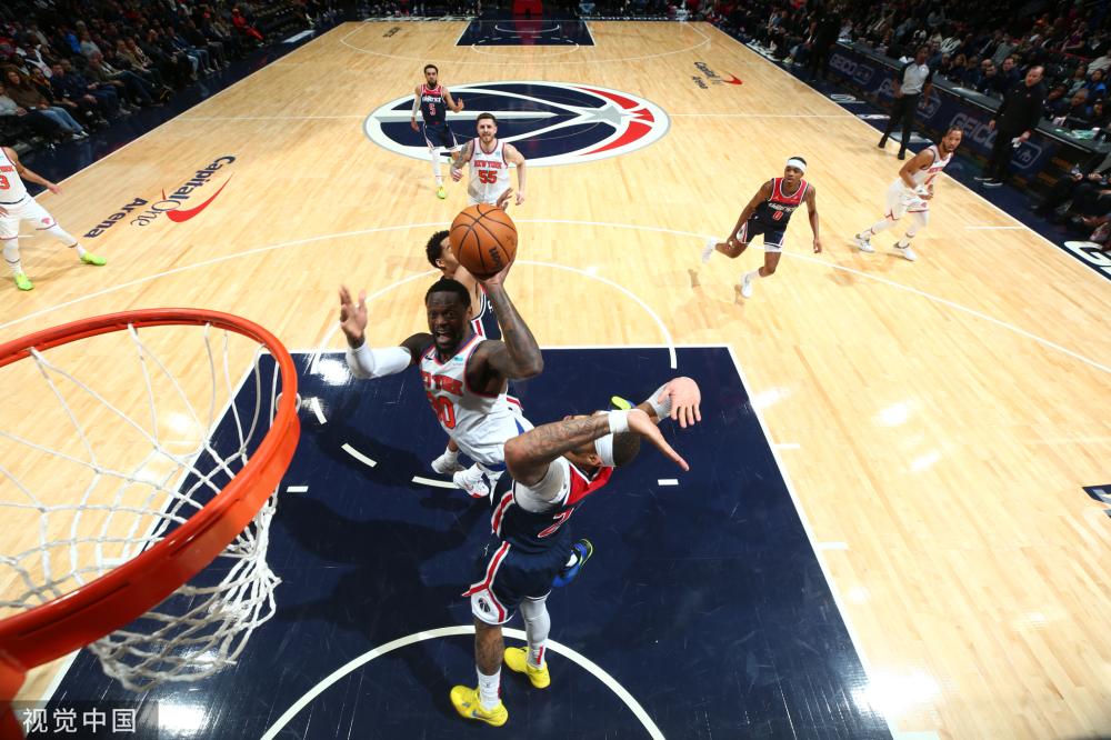 7月18日晚，山东泰山队在大连梭鱼湾足球场进行赛前踩场.