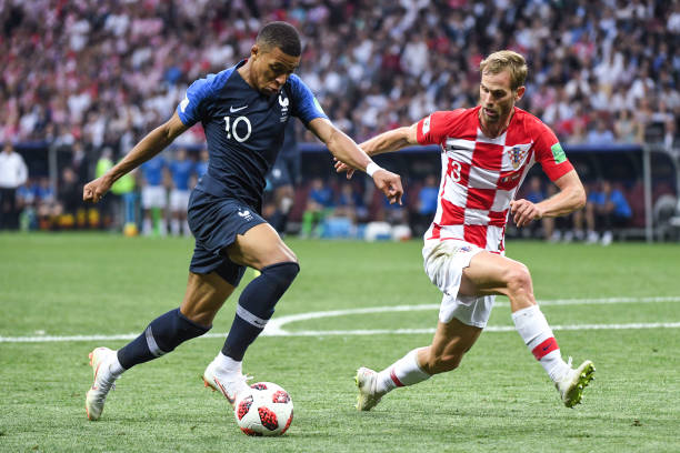 图片报:穆西亚拉目标欧国联前恢复,他专注康复没去伊维萨岛.