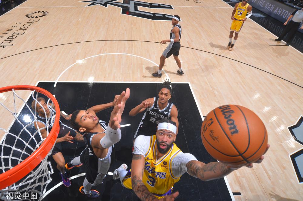 意甲球员在第12轮比赛中涂上红色面彩，向针对女性的暴力说不（意甲第12轮：球员以红色面彩发声，抵制针对女性的暴力）